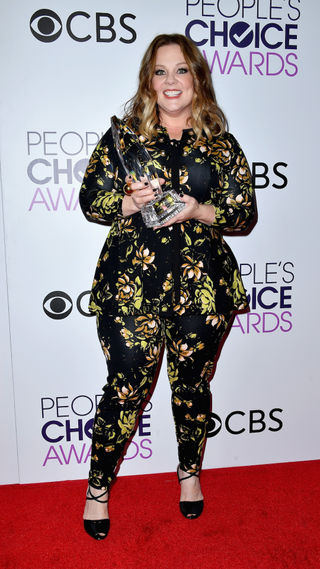 Melissa McCarthy poses with an award in the press room during the People's Choice Awards 2017 at Microsoft Theater on January 18, 2017 in Los Angeles, California