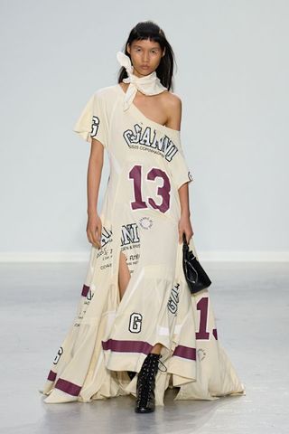 Ganni Baseball-T-Shirt-Kleider auf der Paris Fashion Week Frühling Sommer 2025