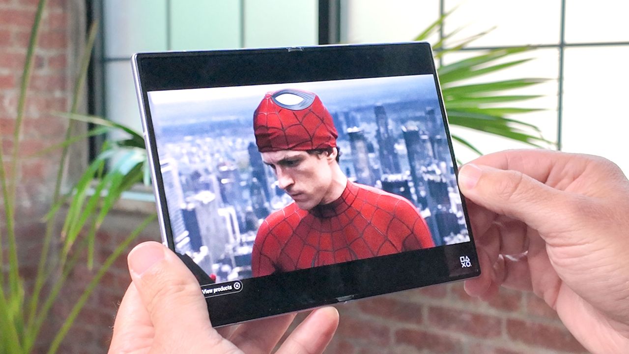 Galaxy Z Fold 8 در دست نشان داده شده است