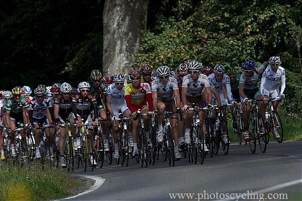 The peloton climbs the C&ocirc;te de Werbomont.
