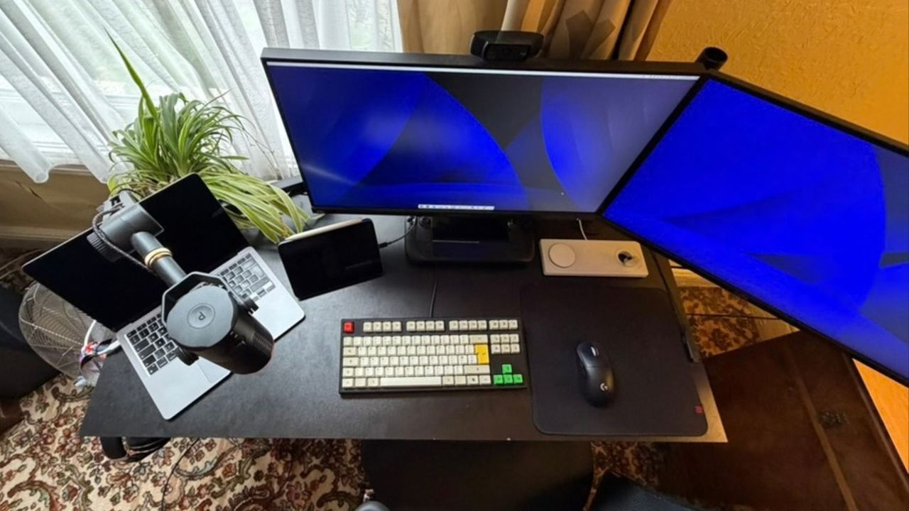 Joshua Wolen's desk