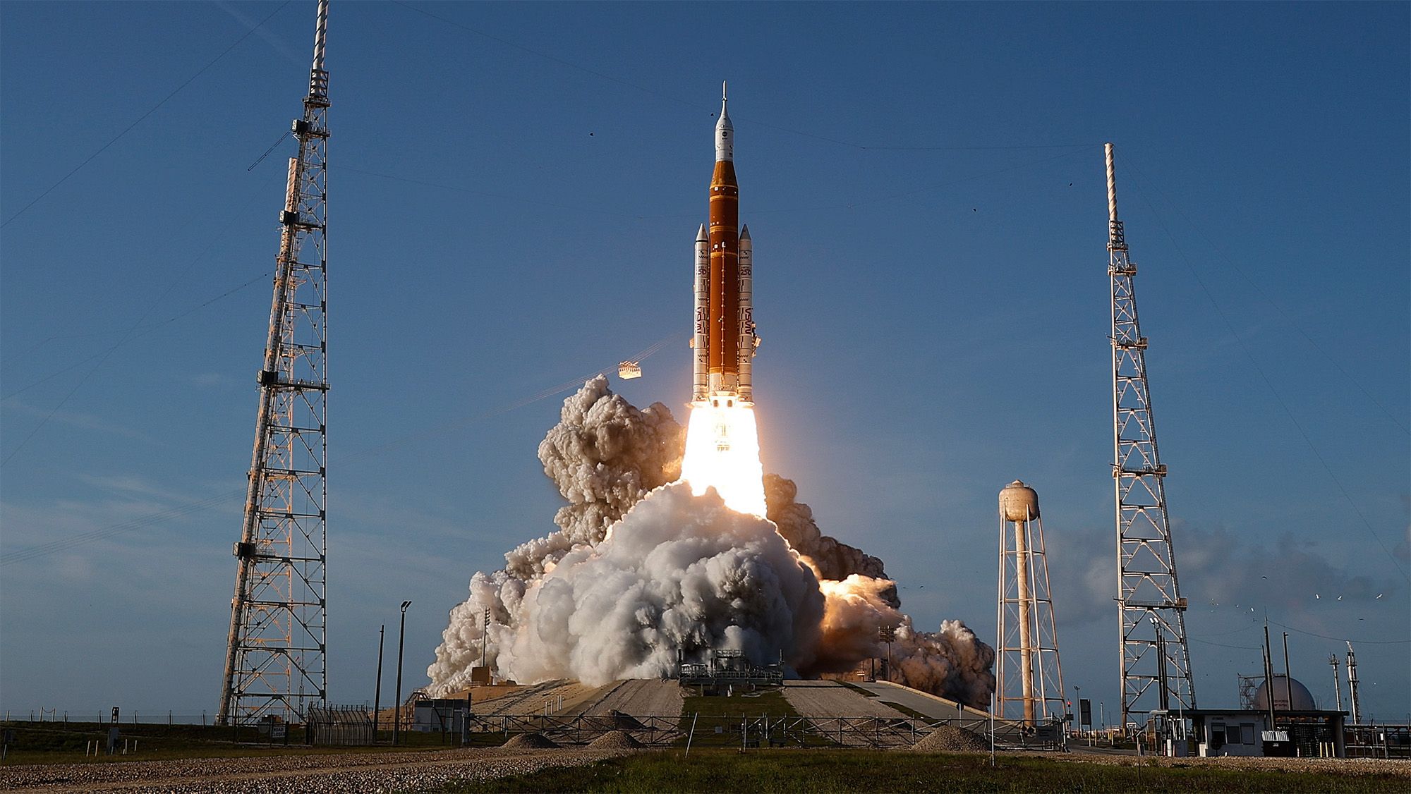 Photographer Captures Artemis II Launch with Borrowed $16K Nikon Lens