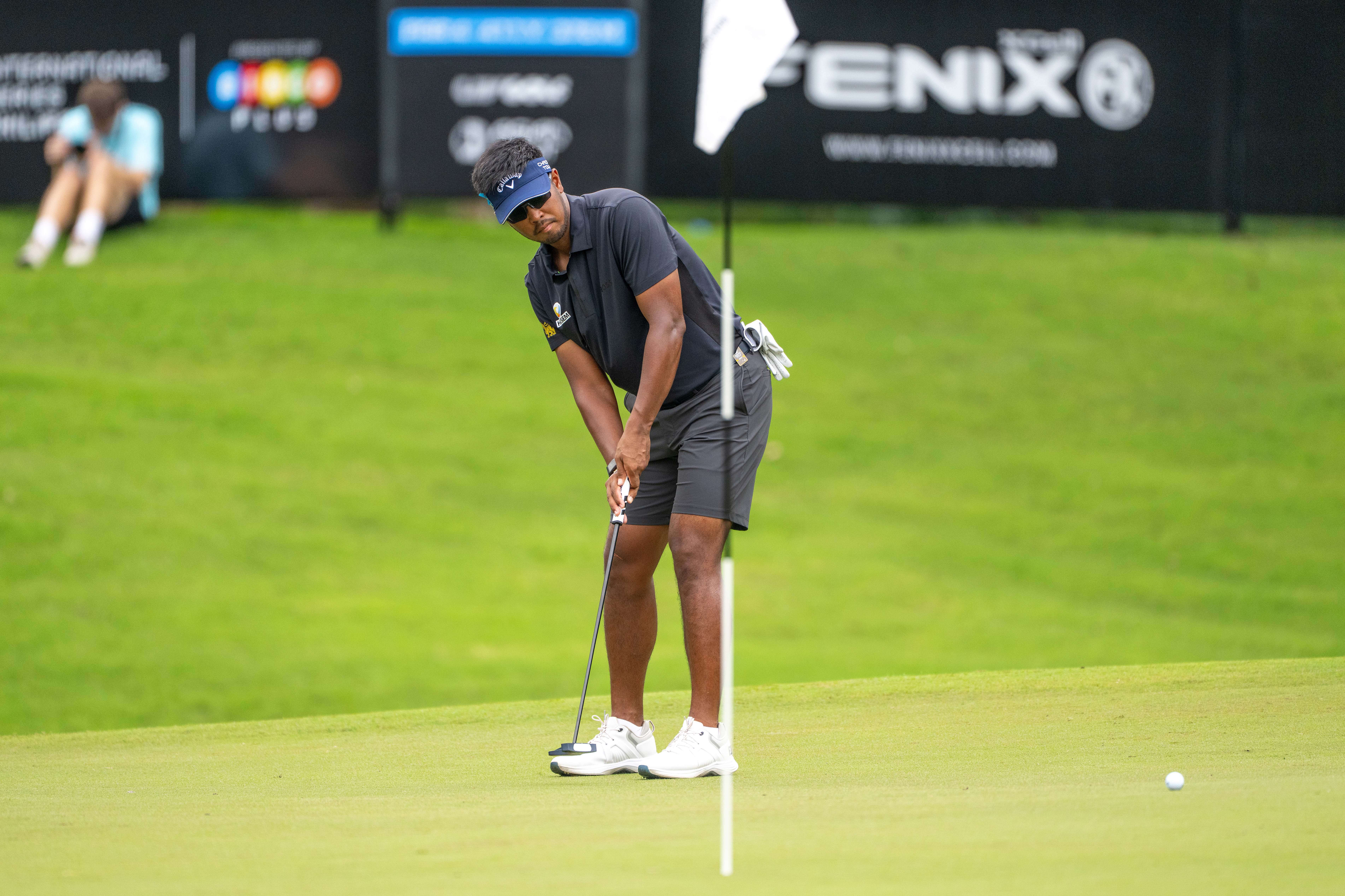 Sarit Suwannarut hits a putt