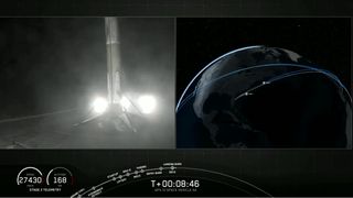 Un cohete SpaceX Falcon 9 aterriza en la nave del dron "Por supuesto que todavía te amo" después de poner en órbita el satélite de navegación GPS III-SV04 de la Fuerza Espacial de EE. UU., el 5 de noviembre de 2020.