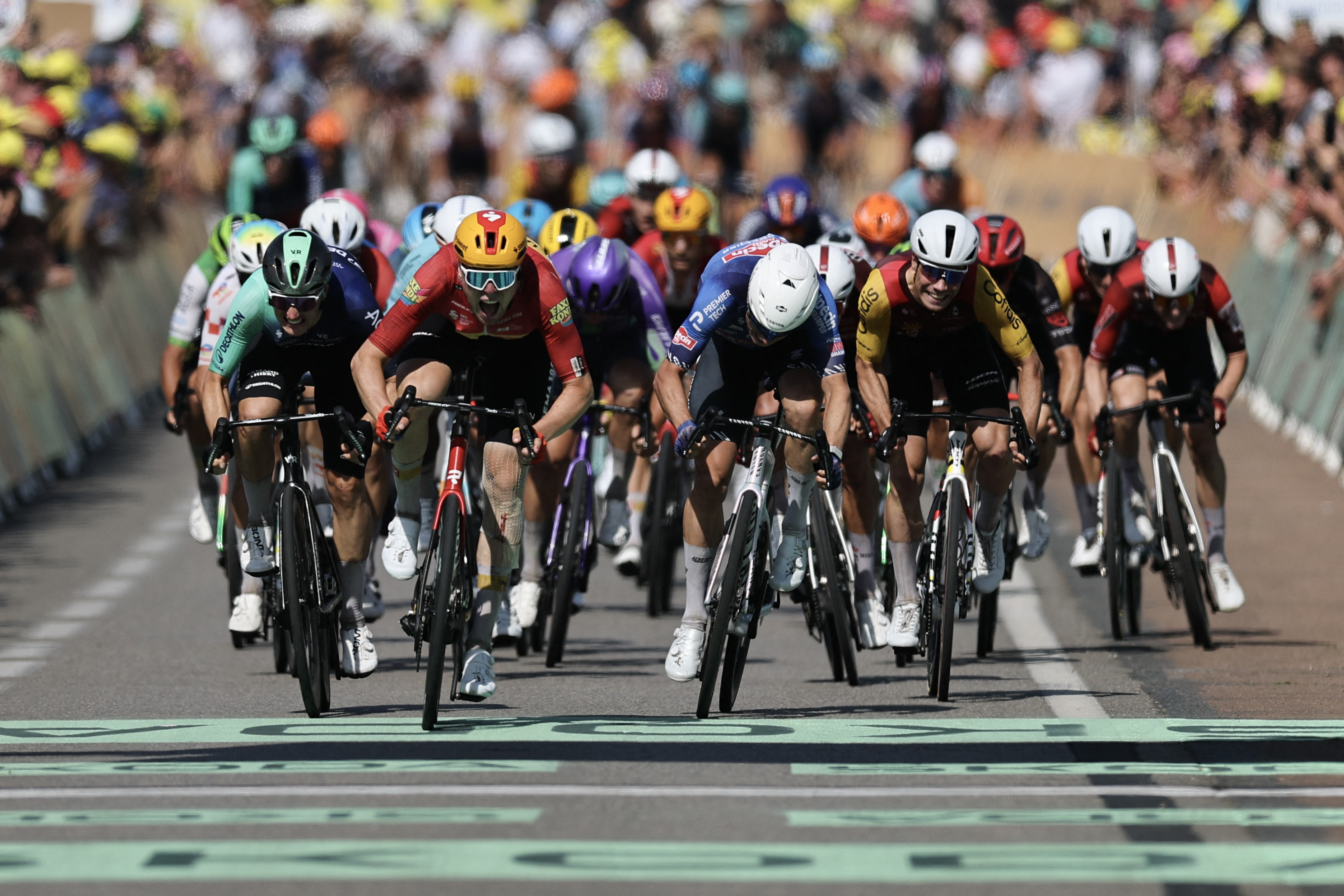 The bunch sprints towards the line on stage 11 of the 2026 Tour de France