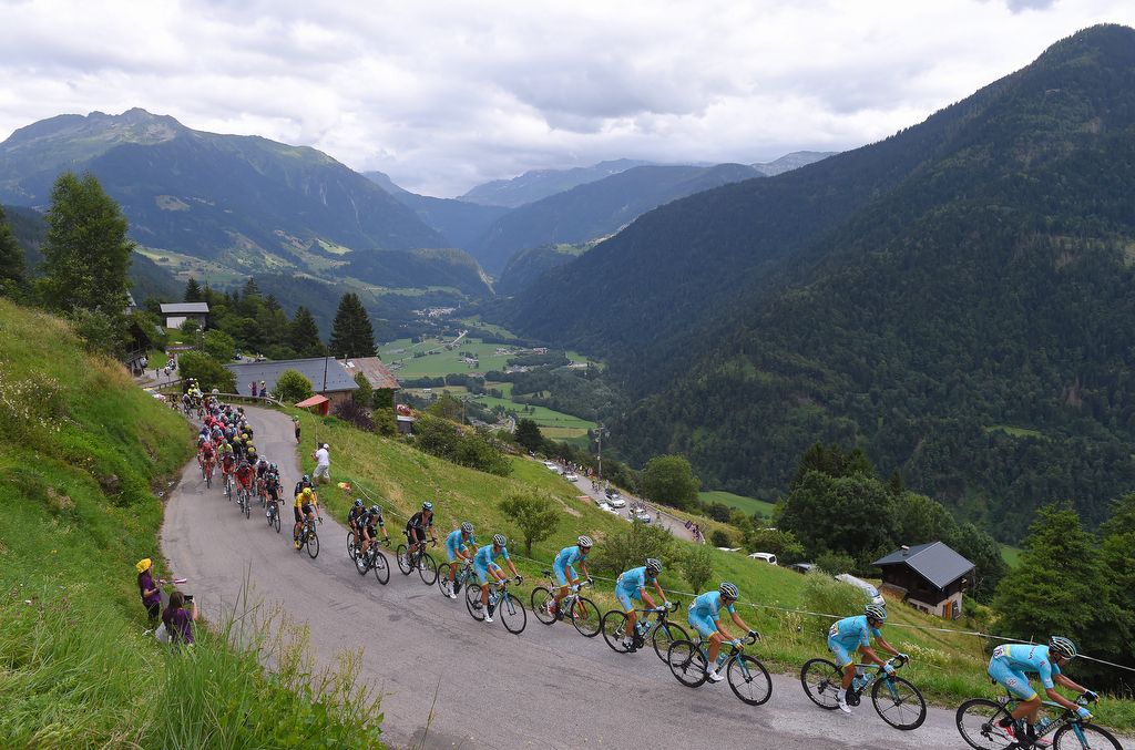 Astana set the tempo on the Monte de Bisanne during stage 20