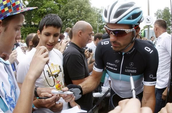 Fabian Cancellara signs autographs for the fans