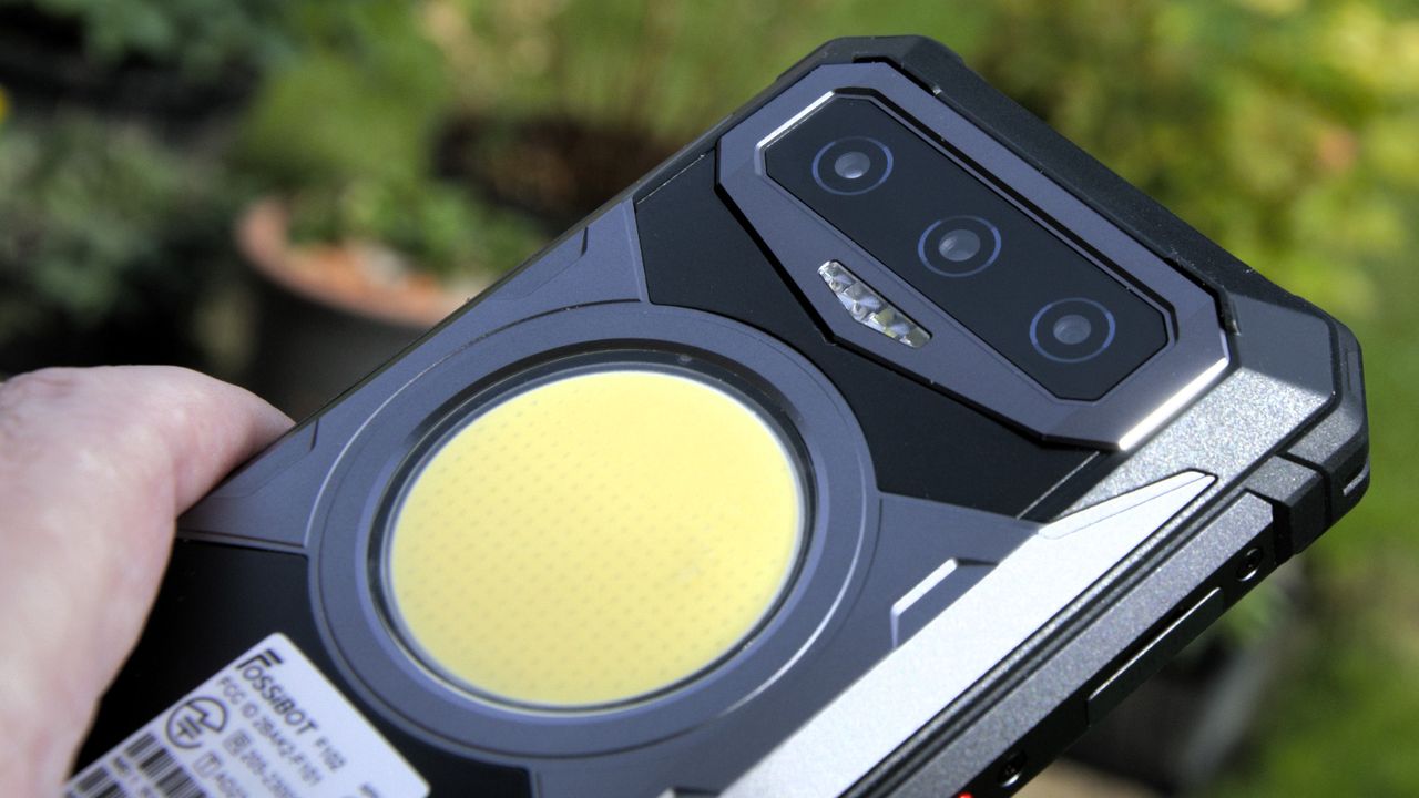 Fossibot F102 Rugged Phone