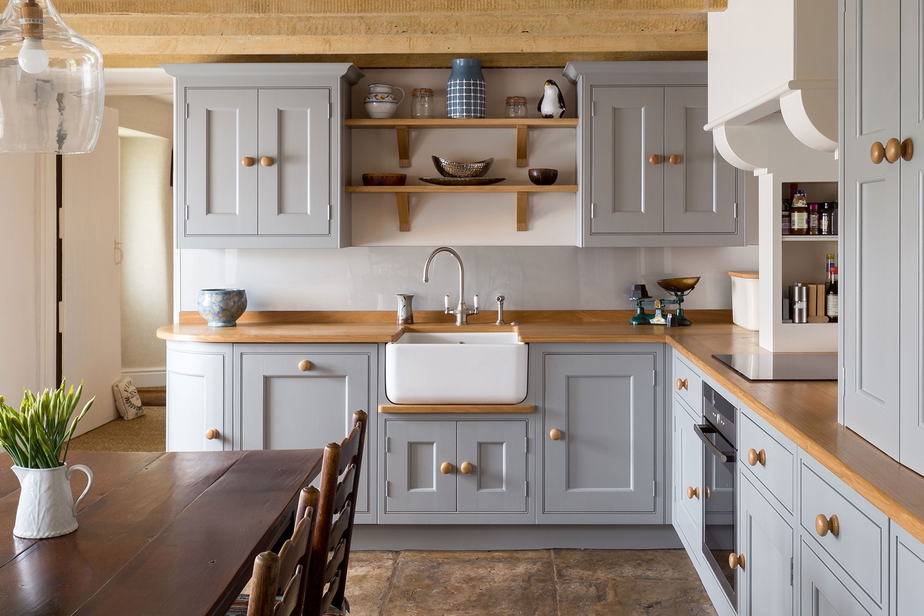 How to achieve a farmhouse kitchen look – the materials and ...