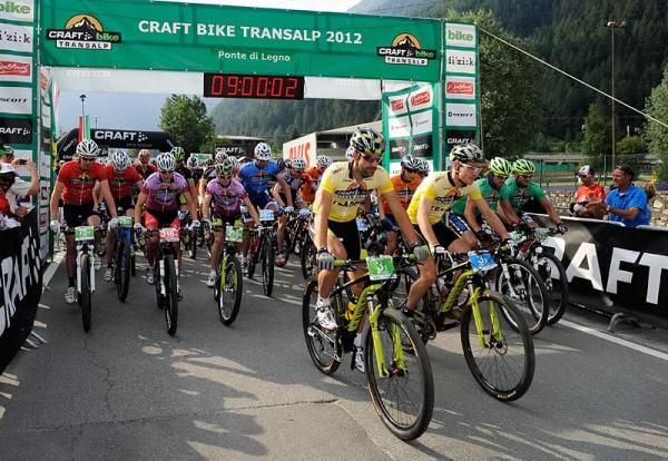 Start in Ponte di Legno with overall leaders Alban Lakata and Robert Mennen leading the field