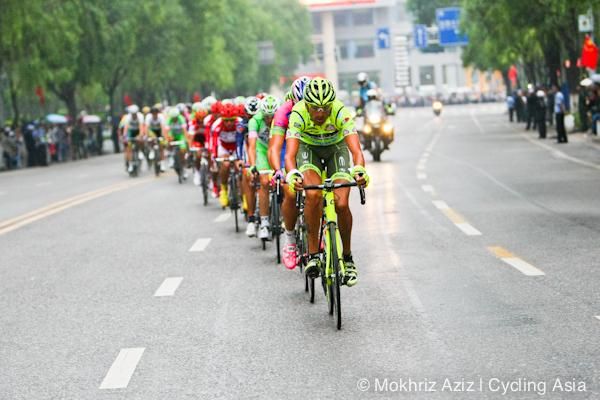 The Vini Fantini team starts its lead-out
