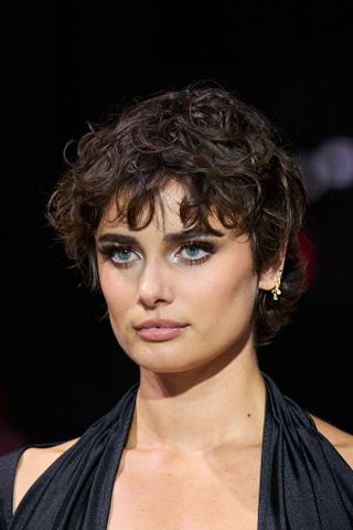 Taylor Hill at LaQuan Smith wearing strong brows, a key Fashion Week Autumn/Winter 25 beauty look