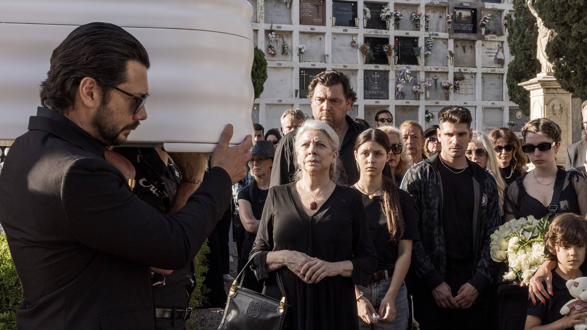 Alvaro Morte as Rafael, Kiti Manver as Isabel, Hovik Keuchkerian as Antonio, Nonna Cardoner as Lupe, and Camino Fernandez as Carmen in "Two Graves" on Netflix