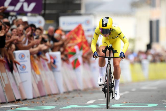 La Vollering taglia in maglia gialla il traguardo dellultima tappa del Tour (Getty Images)