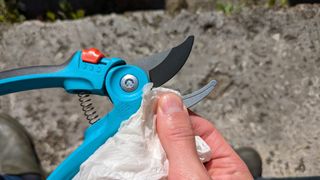 Our reviewer, Pete Wise, cleans the Gardena pruner after use