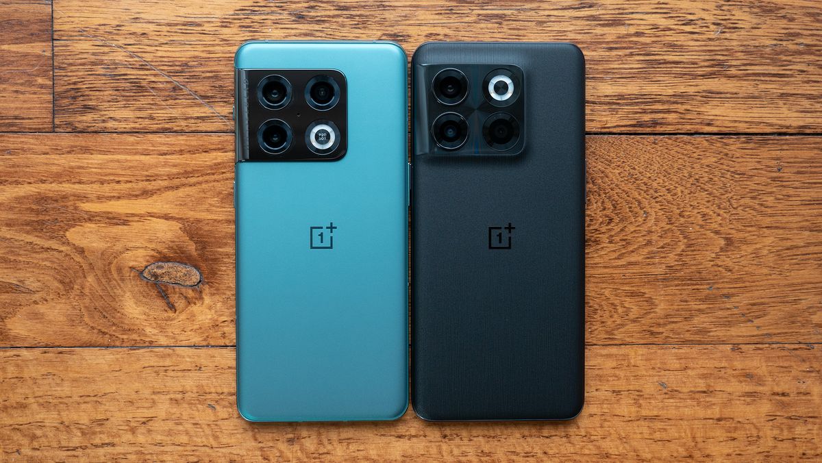 The OnePlus 10 Pro (green) next to the OnePlus 10T (black)