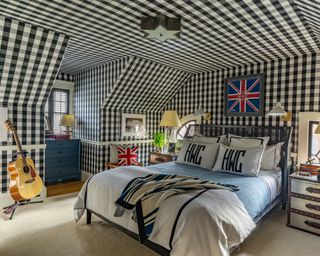 A teenager bedroom idea with black and white checkered wallpaper on the walls and ceiling