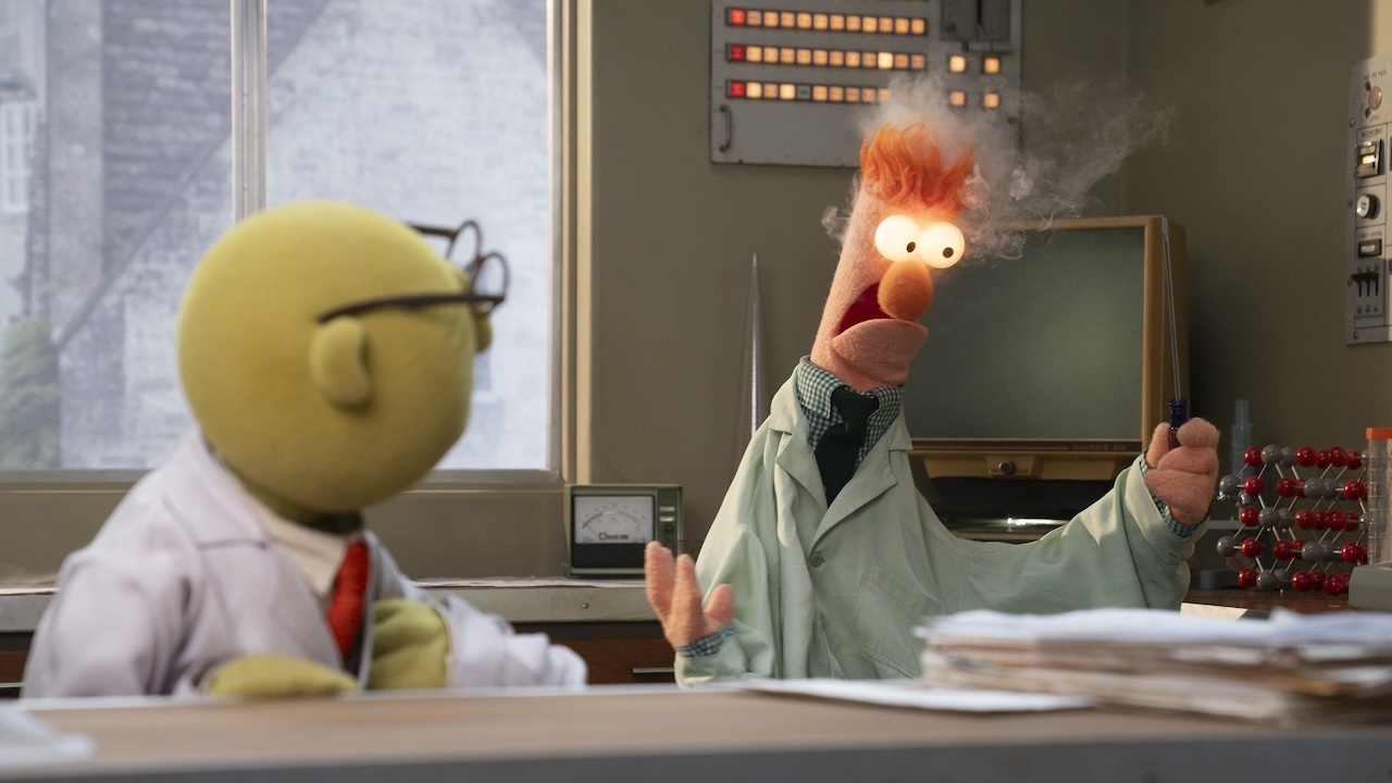Beaker with glowing eyes and Bunson in The Muppet Show special