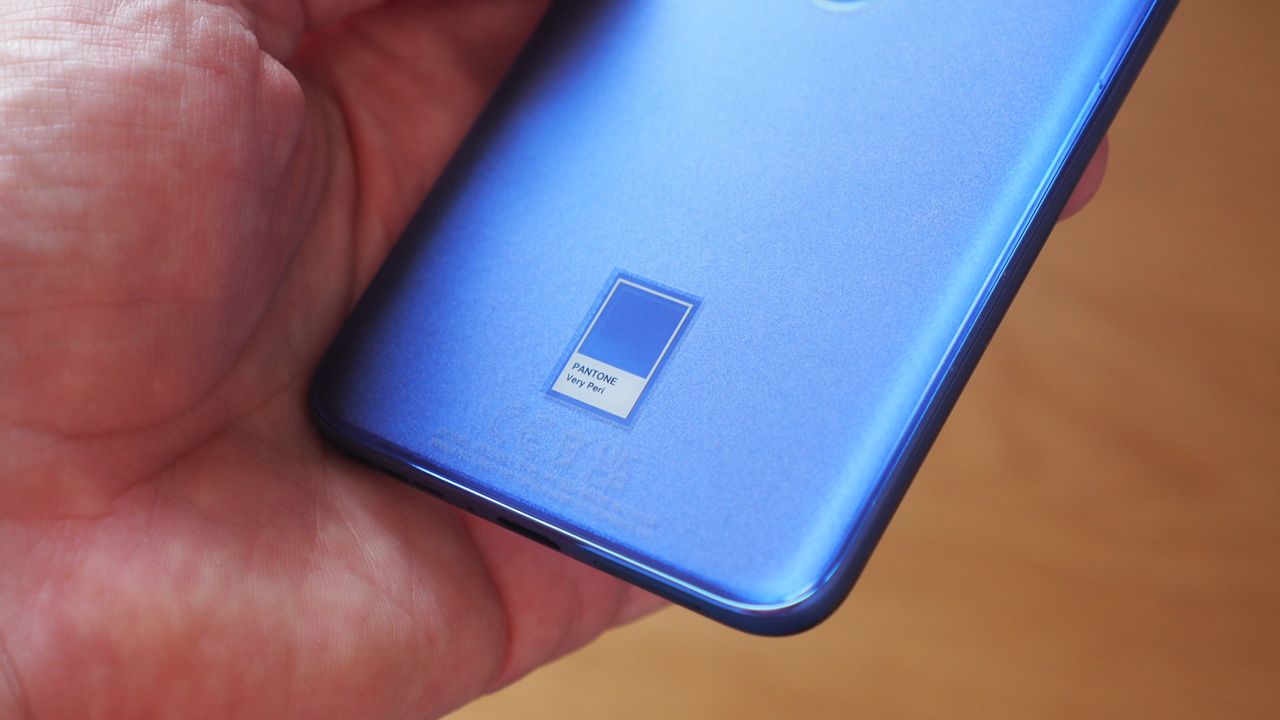 Moto Edge Neo in Peri Peri Pantone finish