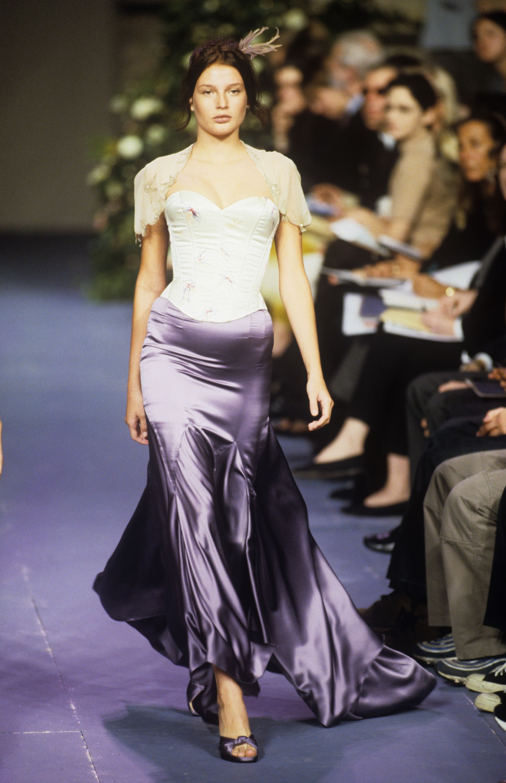 Daisy Edgar-Jones's vintage corset and skirt on the Chlo&amp;eacute; Spring 1999 runway