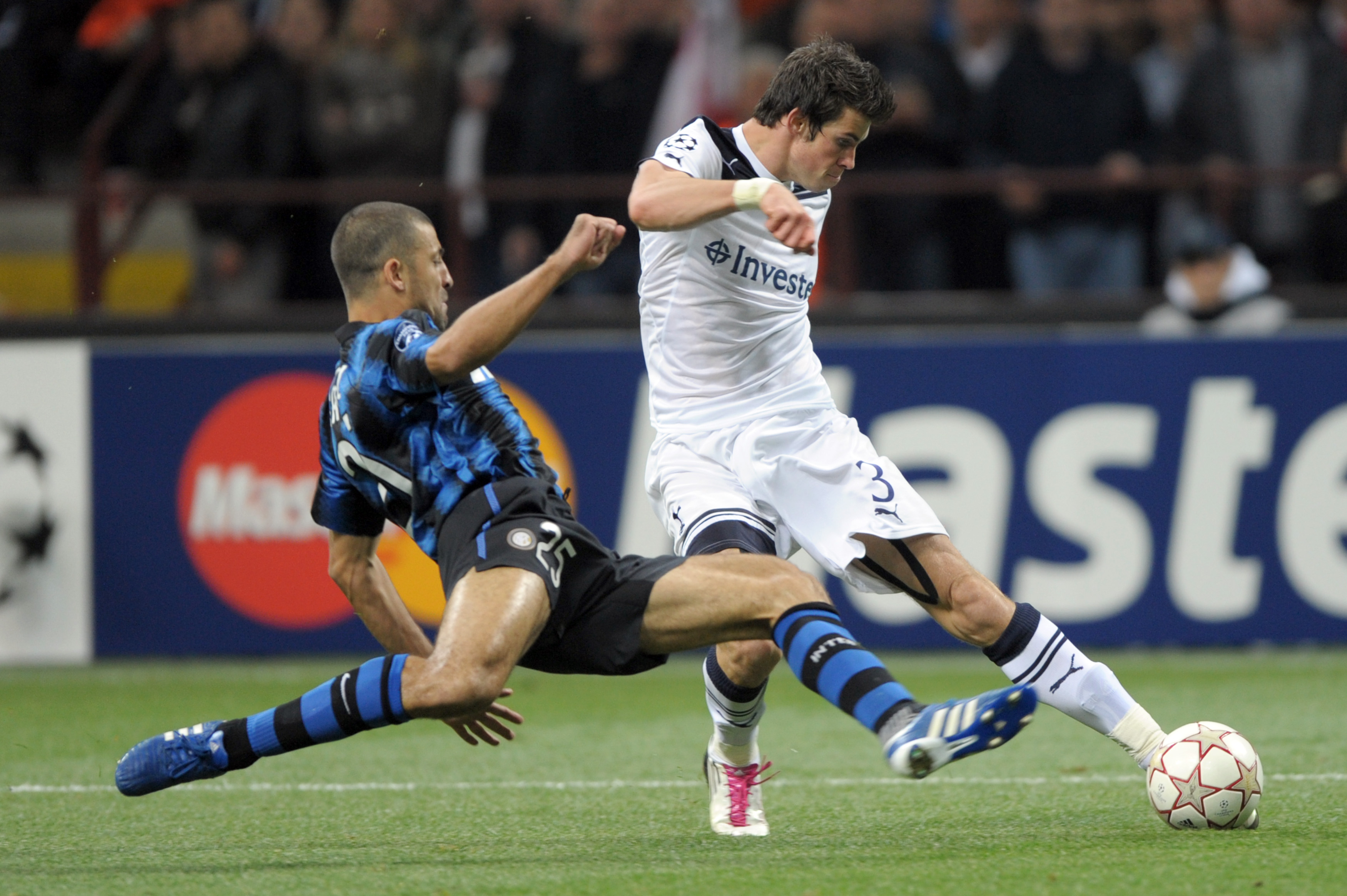 Gareth Bale scores against Inter in the Champions League in 2010.