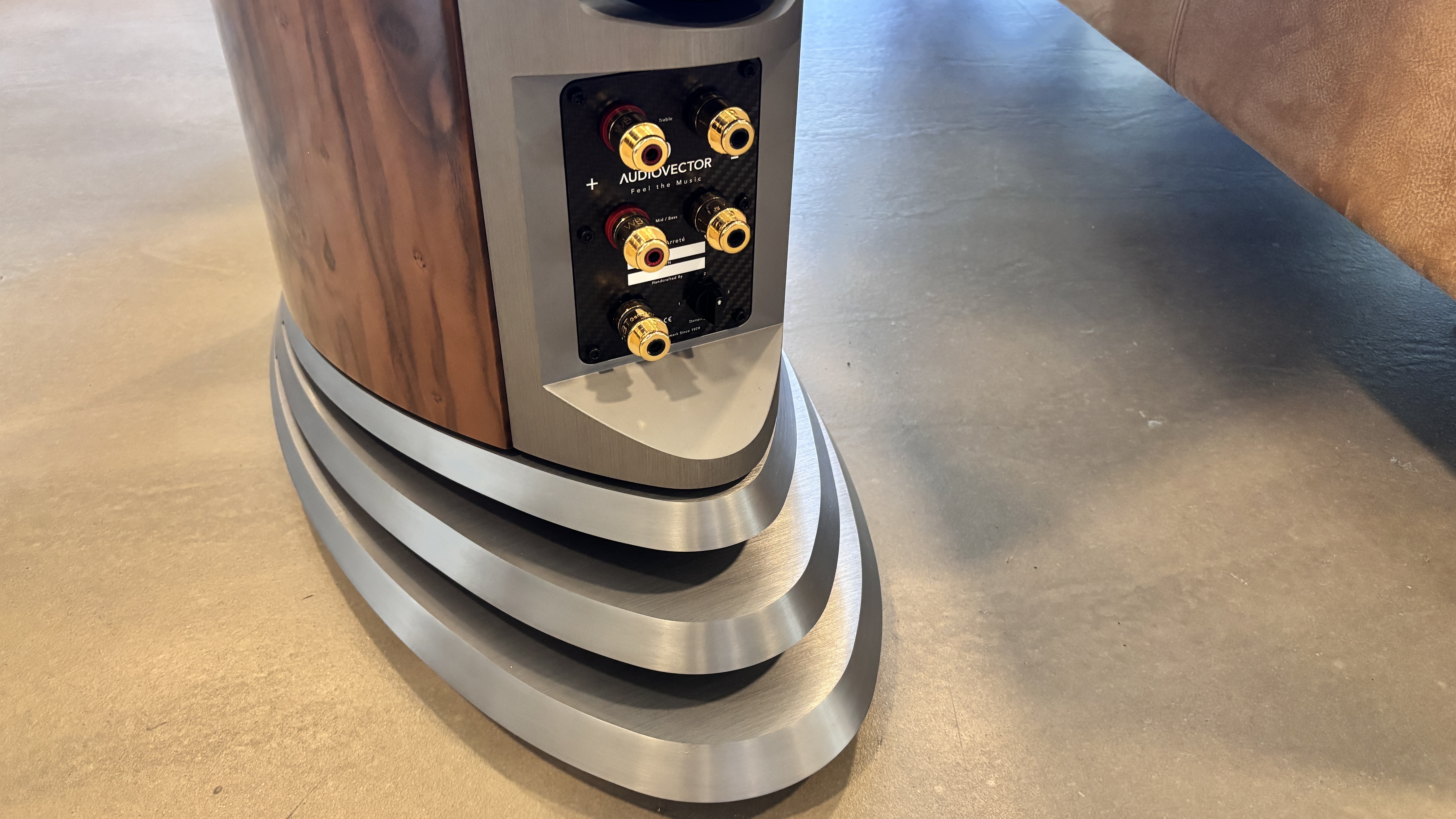 Audiovector R10 Arreté rear terminal shot
