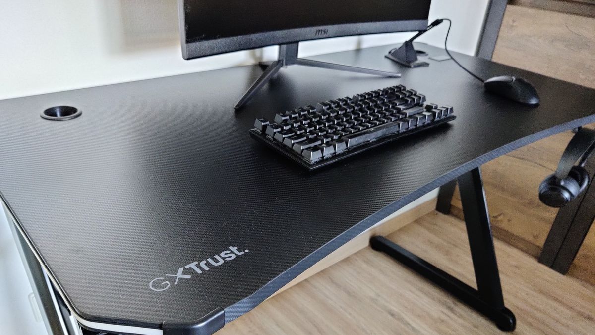 Bureau Gaming 120x60cm Trust GXT 709W Luminus - LED RGB 10 Modes - Support Casque, Porte-gobelet - Blanc - 6