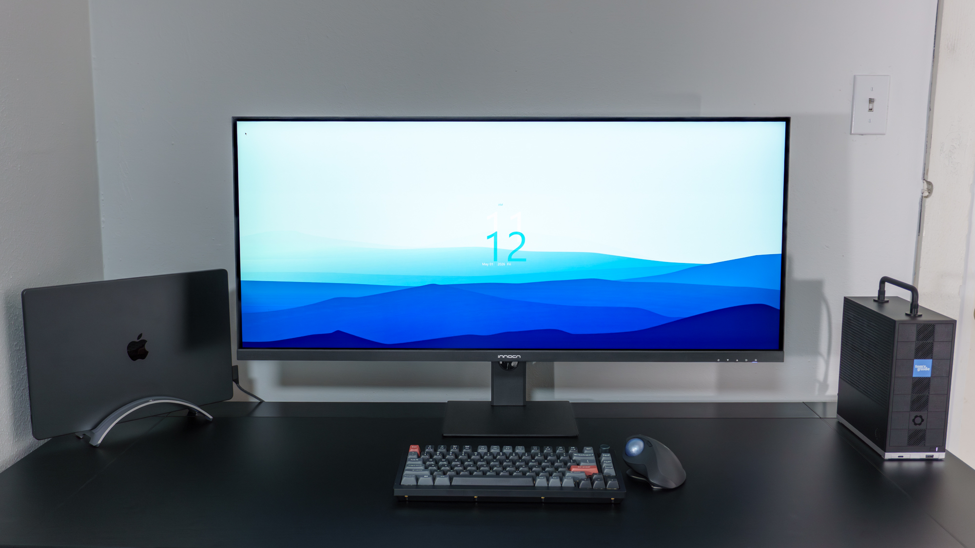 نمایشگر فوق عریض Innocn 40C1U روی میز با PC در یک طرف و Mac در طرف دیگر