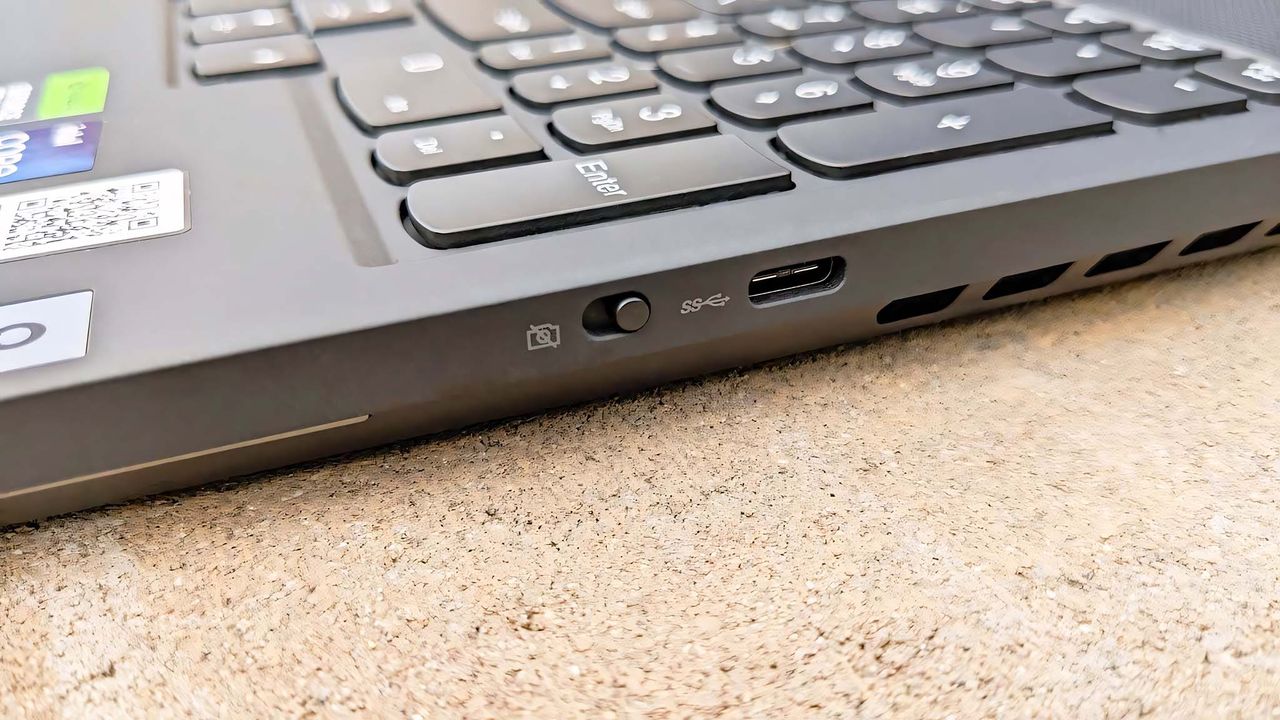 Lenovo Legion 9i (Gen 8) right ports