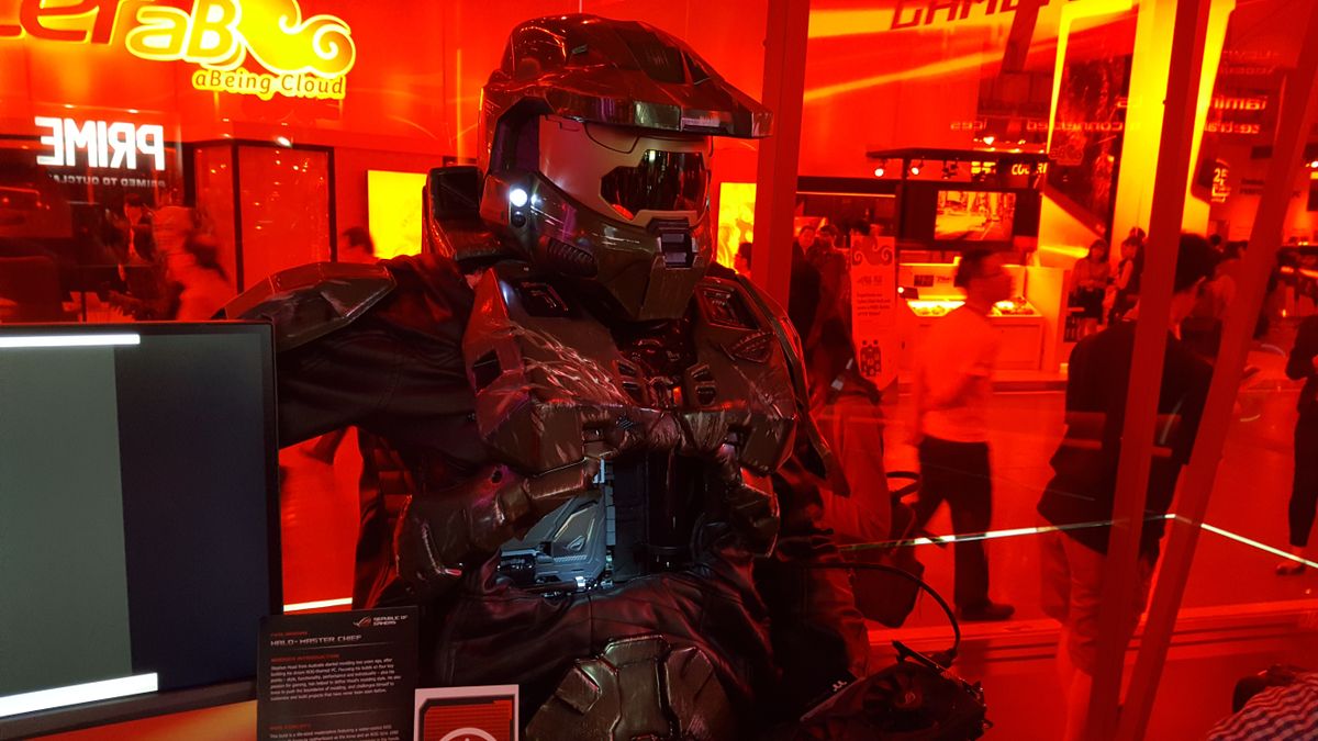 This case mod is built inside the gaping chest cavity of Master Chief