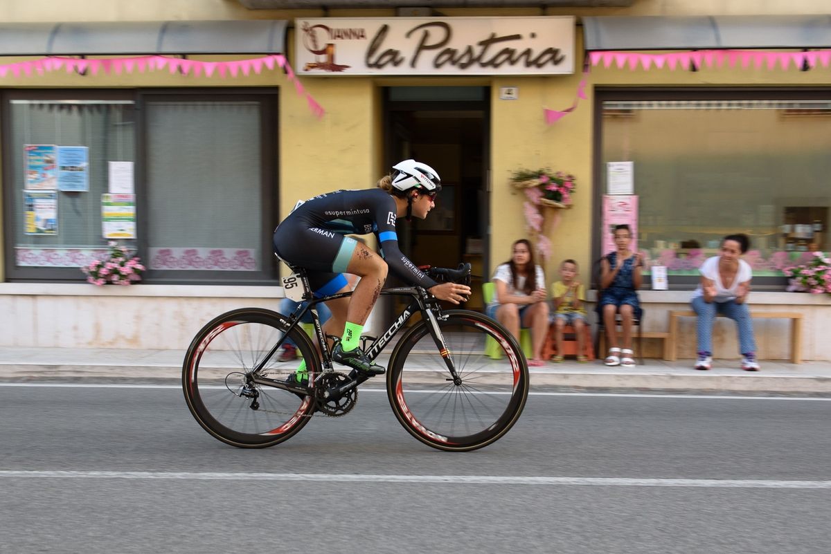 Carmela Cipriani (Hagens Bermans Supermint) gets support for the locals in Gaiarine at Giro Rosa 2016