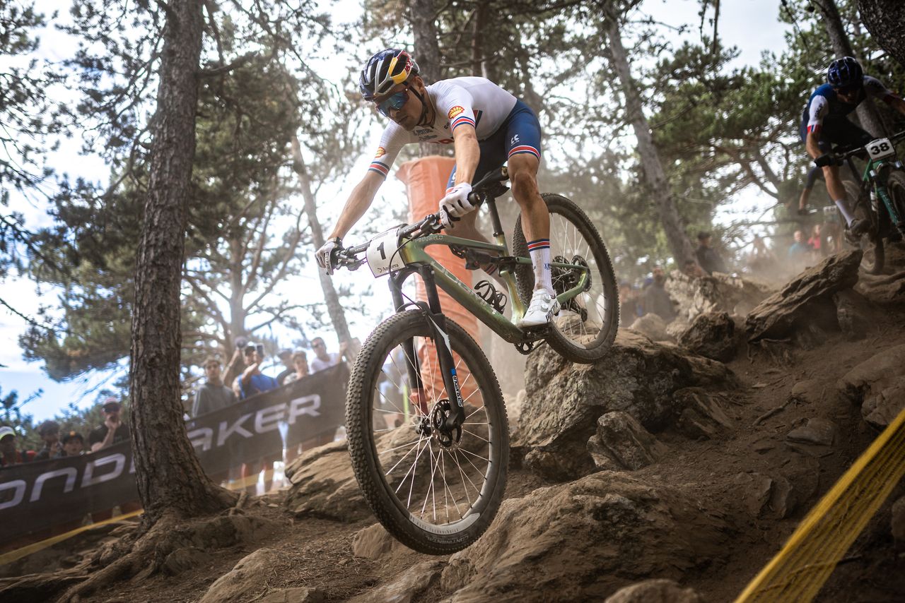 Tom Pidcock descends at the MTB World Championships