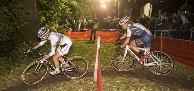 Vos leads Katie Compton through the turn