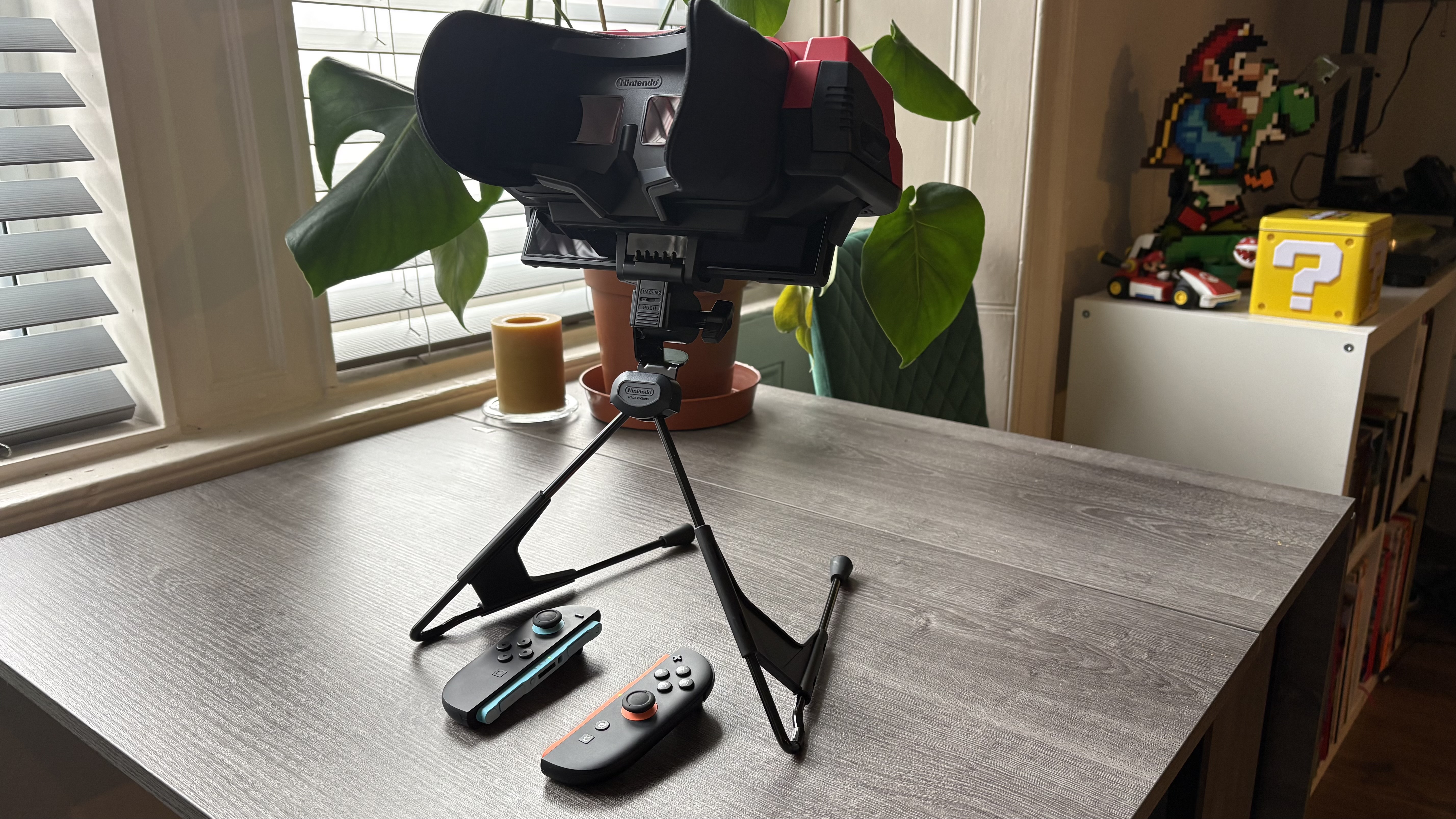 Photos of a Nintendo VR headset and games