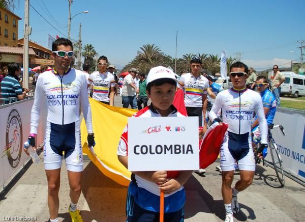 The Colombian team is paraded out