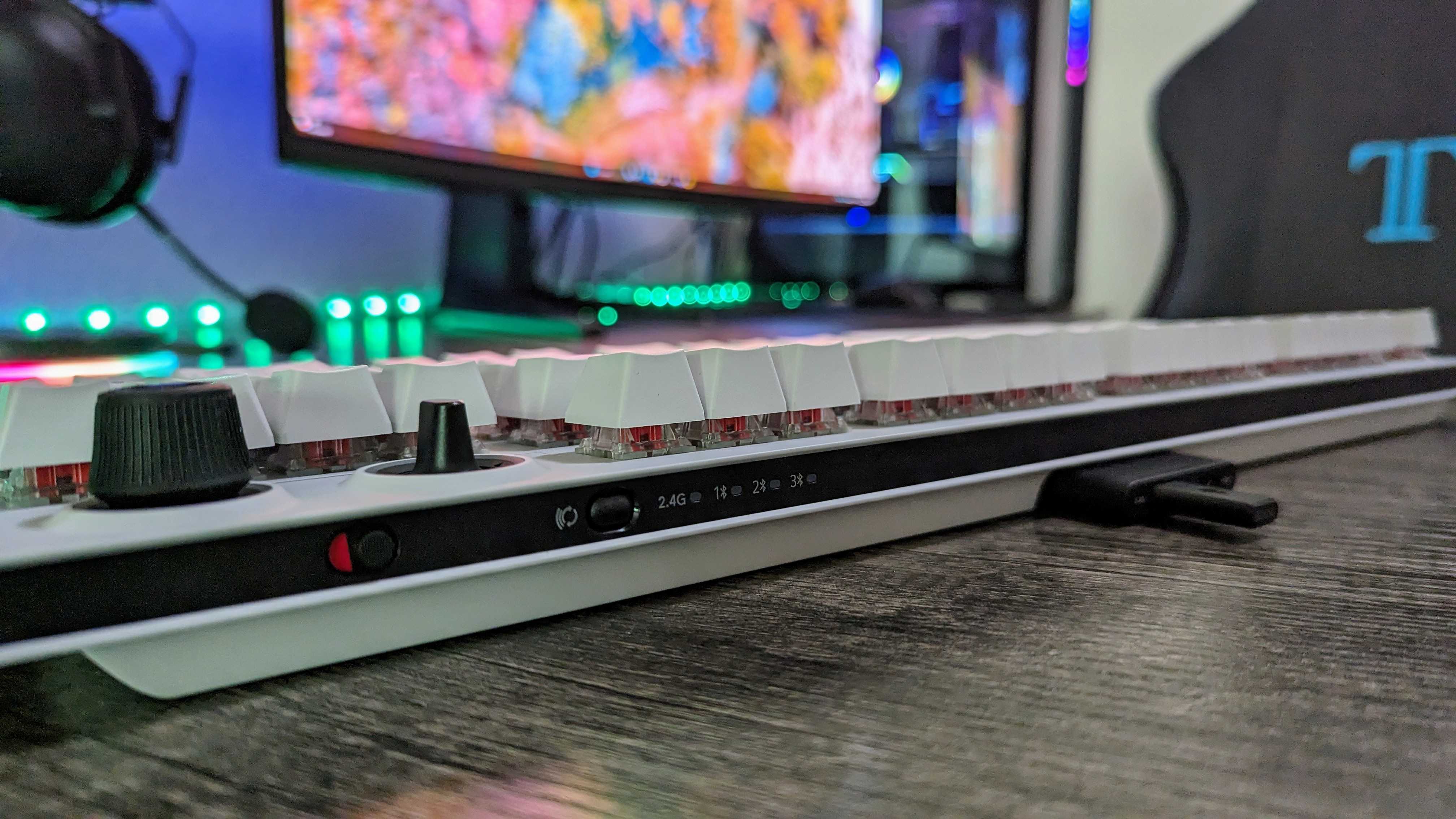 Tastiera Wireless Alienware AW920K – Tri-Modo (2.4GHz, BT 5.1, USB-C), Switch Cherry MX Red E RGB