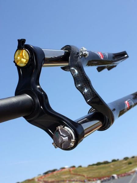 Alloy knobs on the Carbon 44 control air chamber volume (and thus, spring rate), compression threshold and lockout.