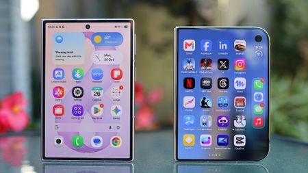 iPhone Duo vs Samsung Galaxy Z Fold 8