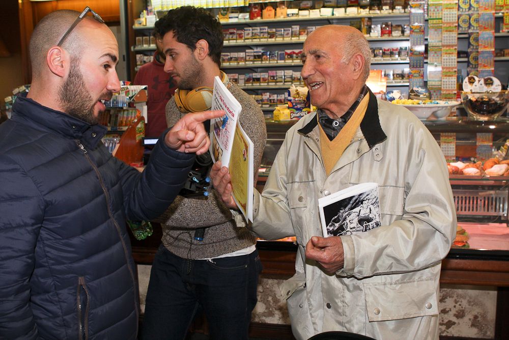 Ran Margaliot talks with former Bartali mechanic Ivo Faltoni