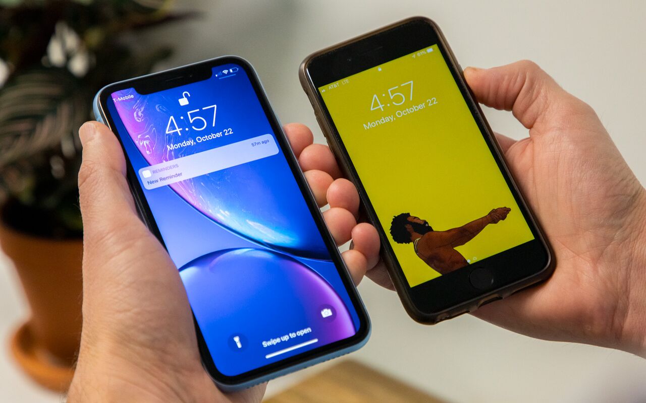 iPhone XR (left) and iPhone 8 (right)