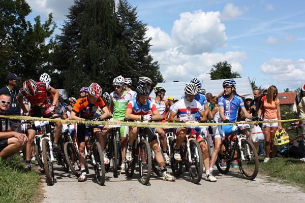 The elite men all lined up before the start.