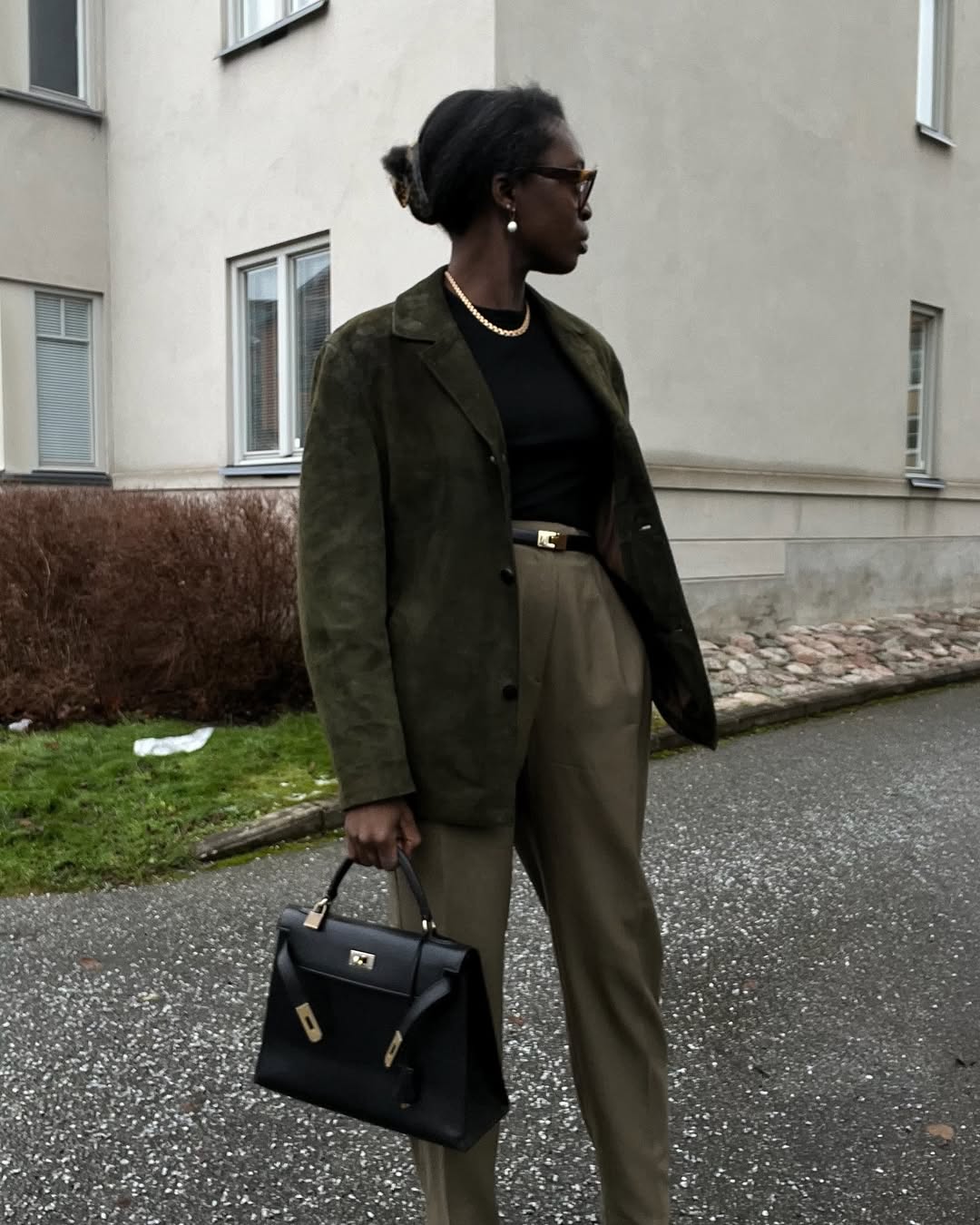 Stylish woman on the street with a claw clip in her hair.