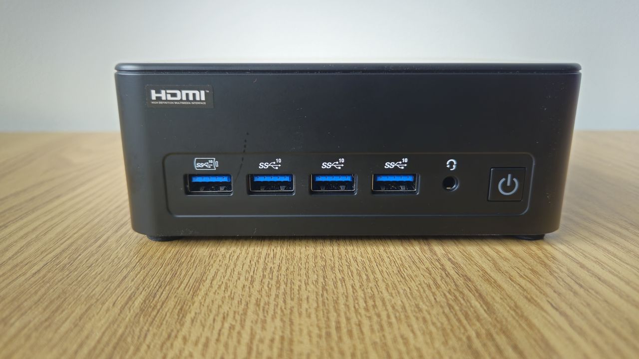 The Geekom ITI3 on a desk