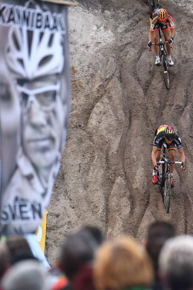 Sven Nys (Crelan - AA Drink Team) picks his line on the sandy descent