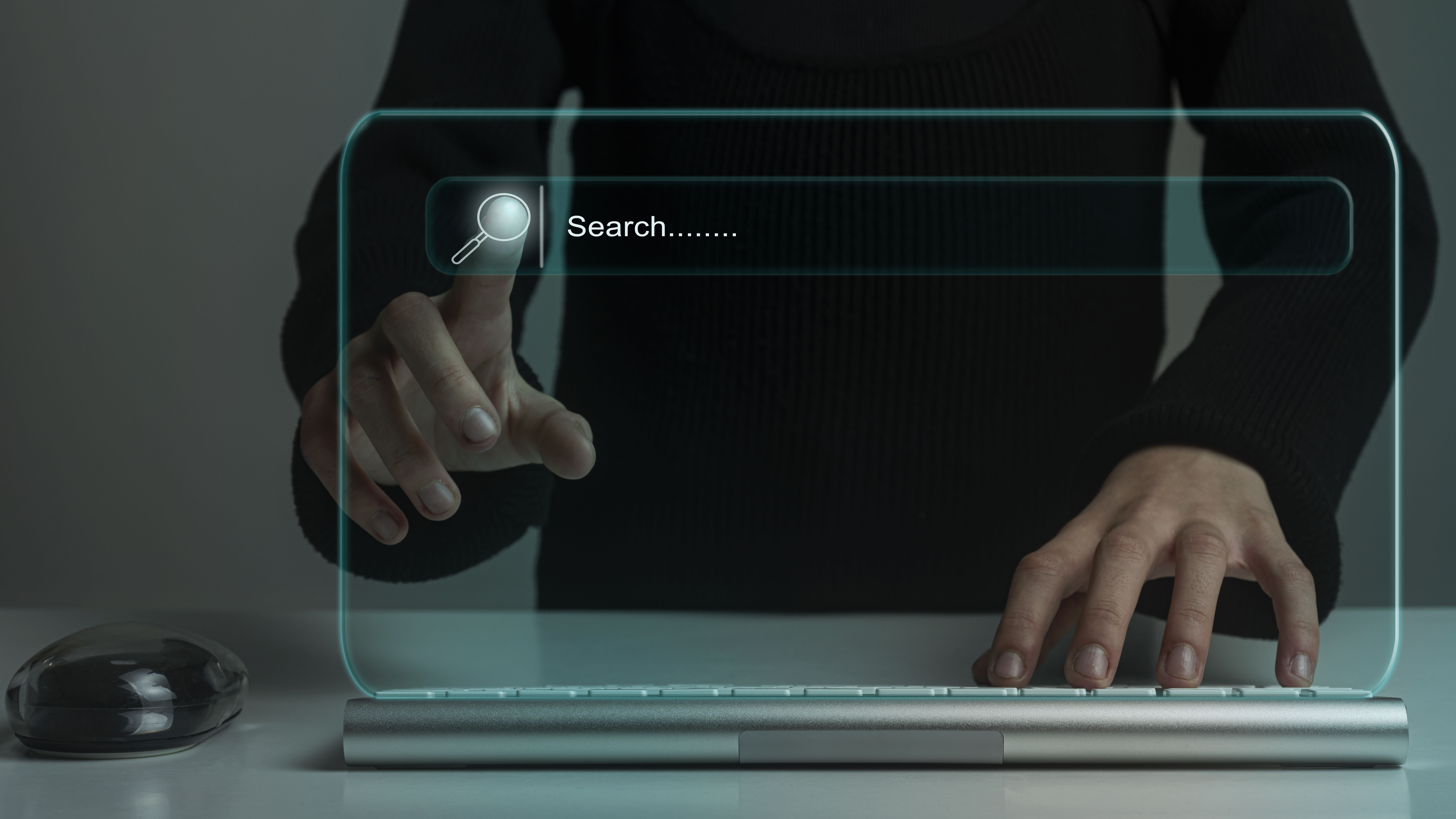 امرأة تستخدم الإنترنت للحصول على المعلومات والتصفح