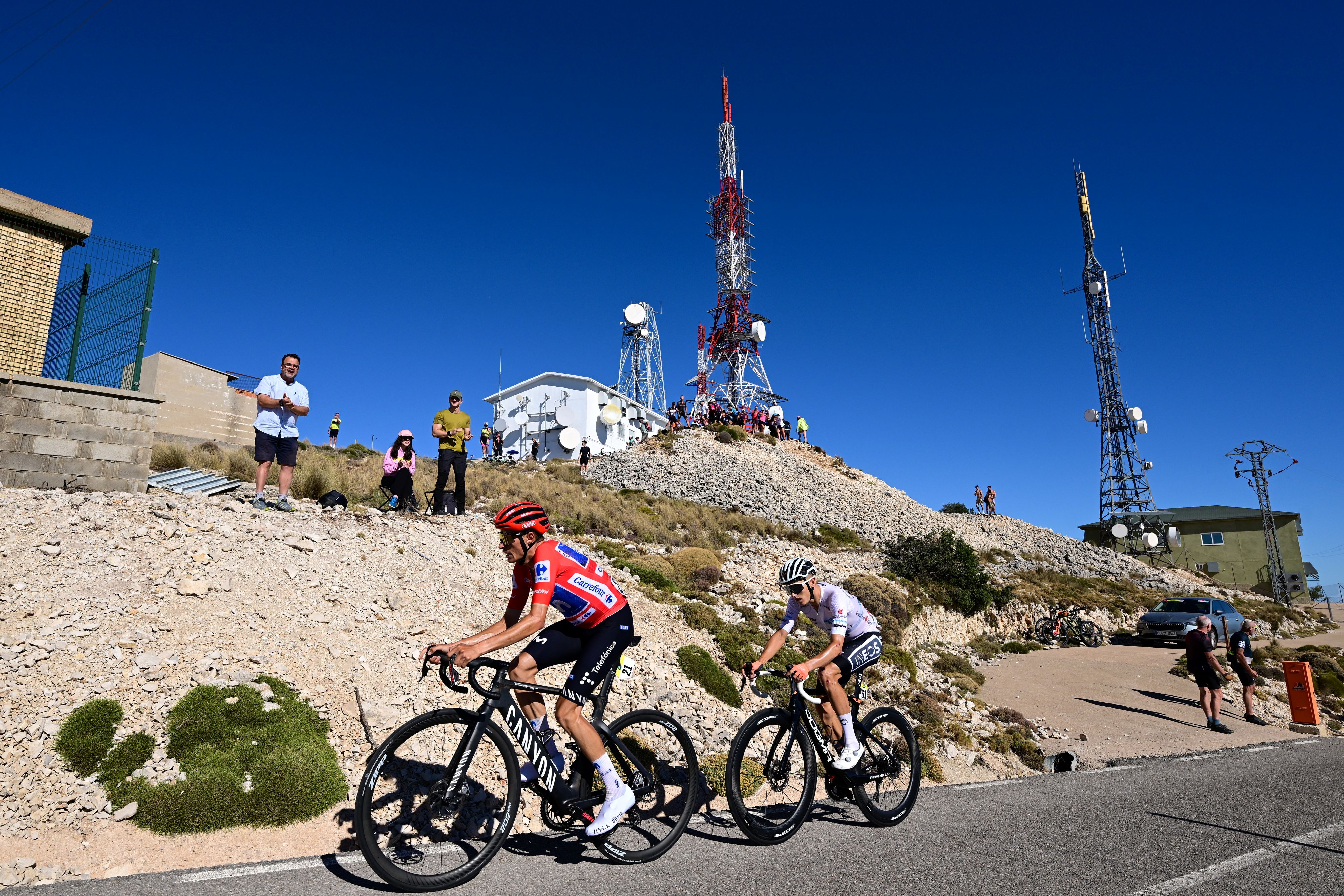 ALTO DE AITANA, SPAIN - AUGUST 30: (L-R) Stage winner Enric Mas of Spain and Movistar Team - Red Leader Jersey and Oscar Onley of Great Britain and Netcompany INEOS Cycling Team - White Best Young Rider Jersey attack in the final climb during the La Vuelta - 81st Tour of Spain 2026, Stage 9 a 187.4km stage from Villajoyosa to Alto de Aitana 1544m / #UCIWT / on August 30, 2026 in Alto de Aitana, Spain. (Photo by Tim de Waele/Getty Images)