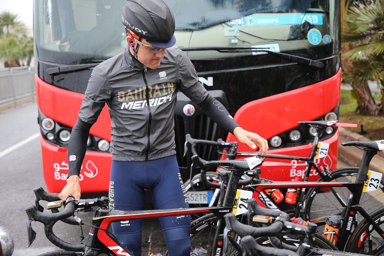 Heinrich Haussler doesn't mind the cold and wears no gloves