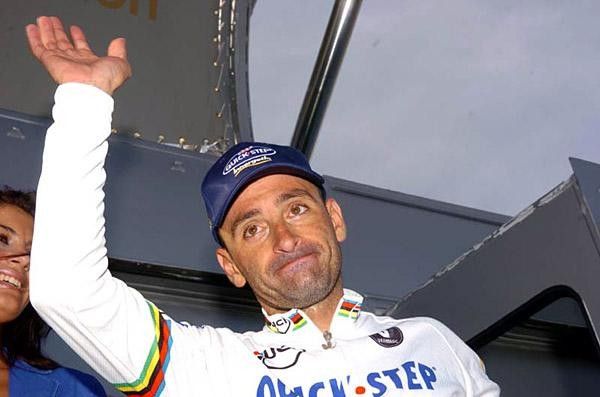 Paolo Bettini waves to the crowd.