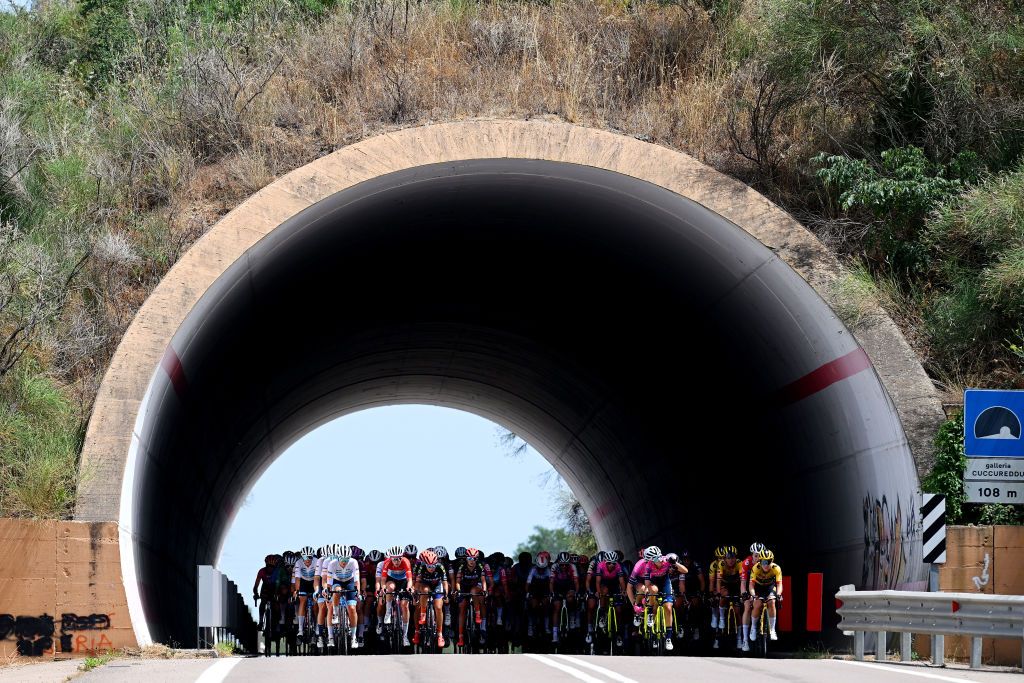 TORTOLI ITALY JULY 01 A general view of the peloton competing during the 33rd Giro dItalia Donne 2022 Stage 2 a 1065km stage from Villasimius to Tortoli GiroDonne UCIWWT on July 01 2022 in Tortoli Italy Photo by Dario BelingheriGetty Images
