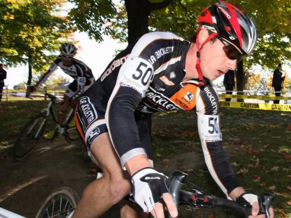 Mike Garrigan (La Bicicletta / J. Lindeberg) tried to bridge up to the leaders